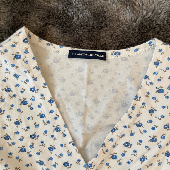 Brandy Melville blue floral amara top - Picture 3 of 6